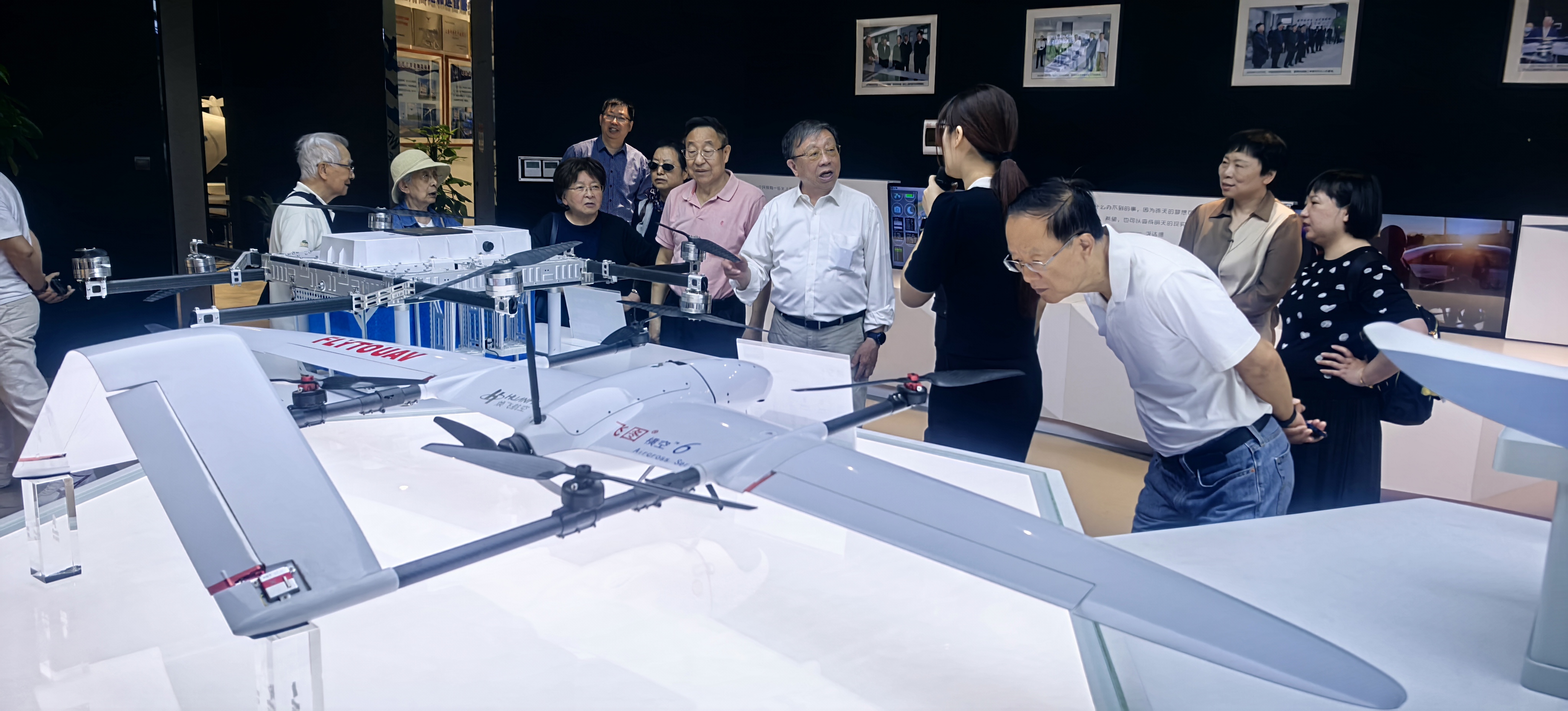 参观华东无人机基地.jpg 参观华东无人机基地.jpg