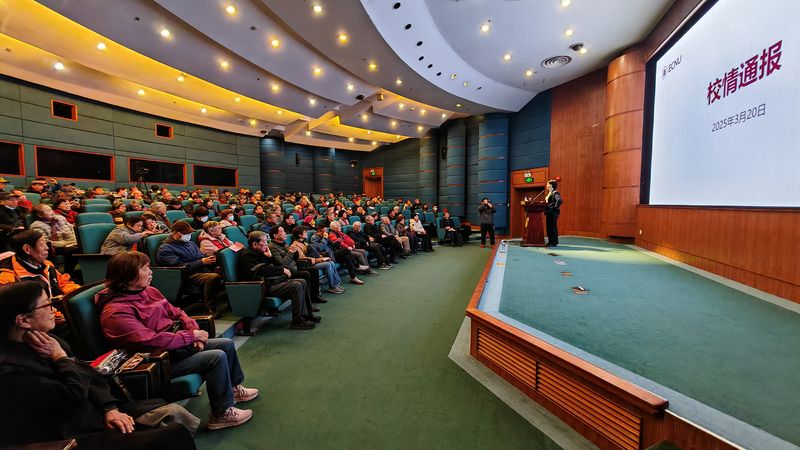 图01 梅兵为离退休老同志作校情通报.jpg