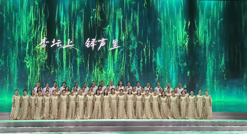 图07 退休艺术团合唱队献唱上海市第41个教师节主题活动.jpg