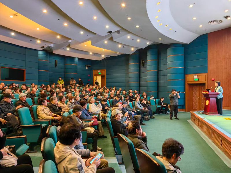 图1 参加2026年离退休干部全国两会精神传达暨校情通报会.jpg