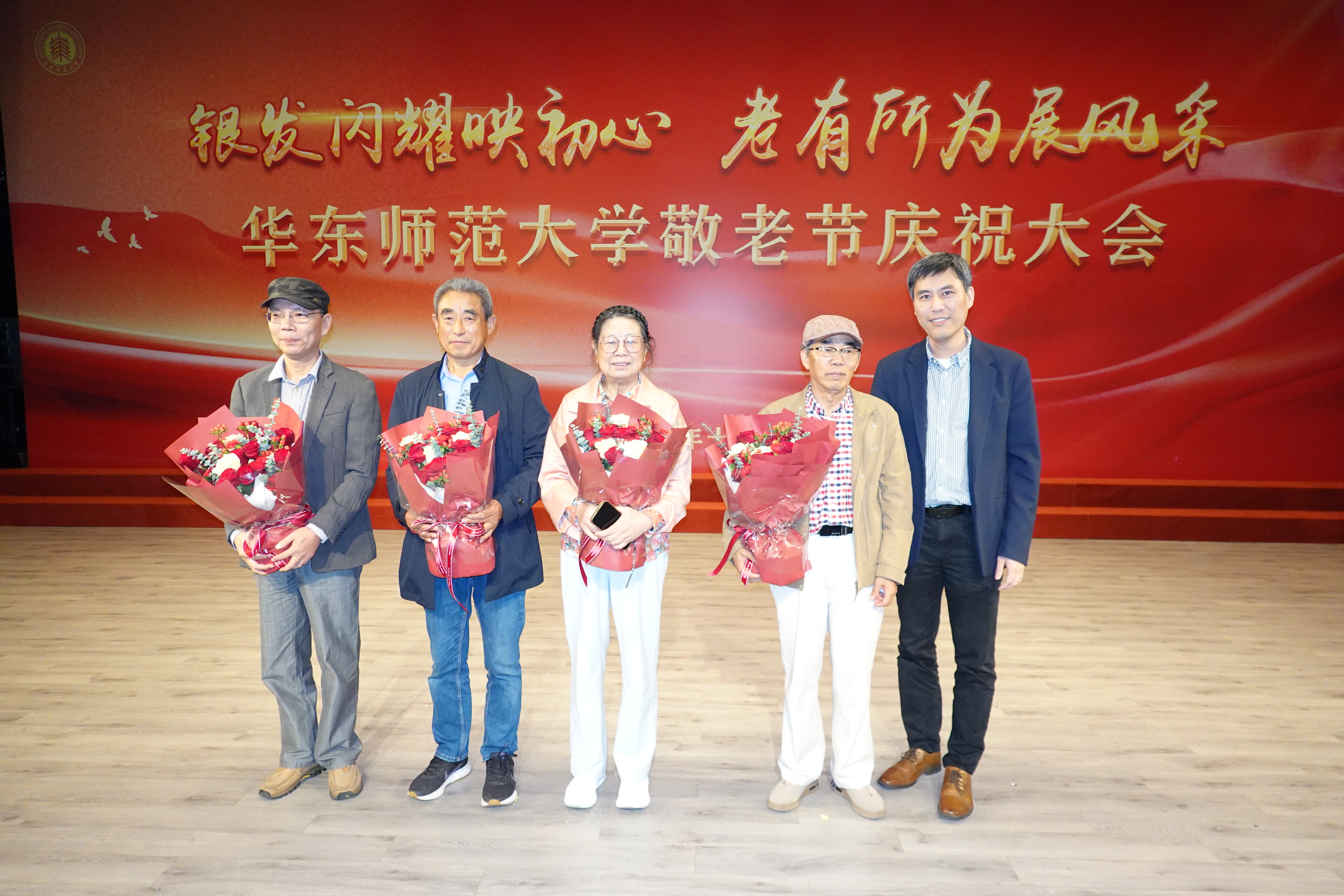 03孟书记与4位银龄教师合影.JPG